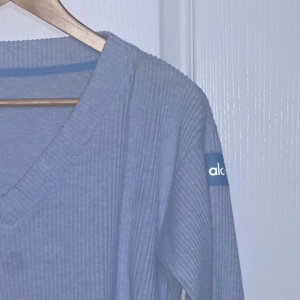 ALO Yoga Muse V-Neck Ribbed Pullover Blue Skies Heather Cropped Women’s Size XS